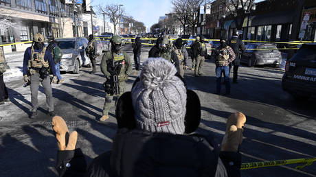 Man shot dead by feds in Minneapolis – governor