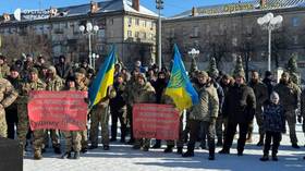 Ukrainian veterans demand ‘cops to the front’  (VIDEO)
