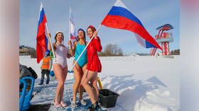 Swimmers brave icy Moscow canal for water polo match (PHOTOS)
