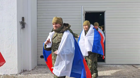 Russia and Ukraine exchange 300 POWs &ndash; MOD (VIDEO)