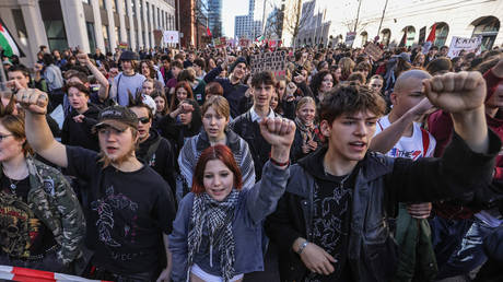 Thousands of students protest against draft in Berlin (VIDEOS)
