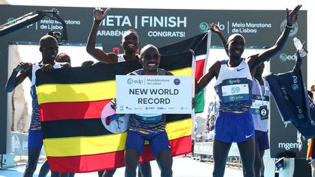 African runner reclaims half marathon world record (PHOTO/VIDEO)
