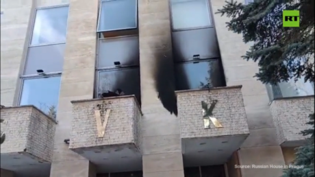 Russian cultural center in Prague attacked with Molotov cocktails (VIDEO)