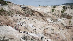 Children among 200 dead in mine collapse