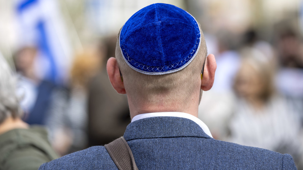 Israeli man arrested for wearing kippah with Palestinian flag