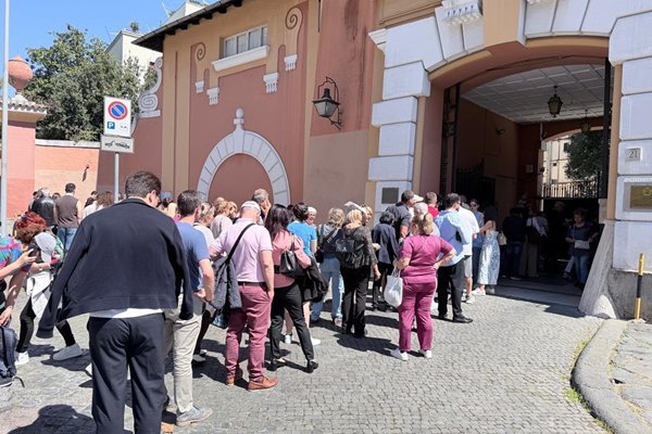 Bulgarians queue up to vote in Rome, Italy, April 19, 2026
