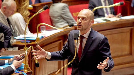 Paris accuses right-wing mayors of betraying EU