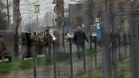 Desperate conscription target fights off Ukrainian press gang using chain (VIDEO)