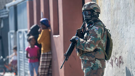 Troops enter Cape Town after murder surge (PHOTOS)