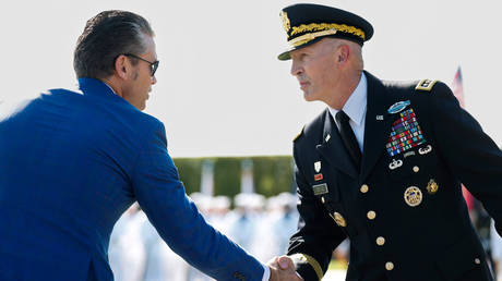 Hegseth despide a jefe del Ejército por polémica racial y de género