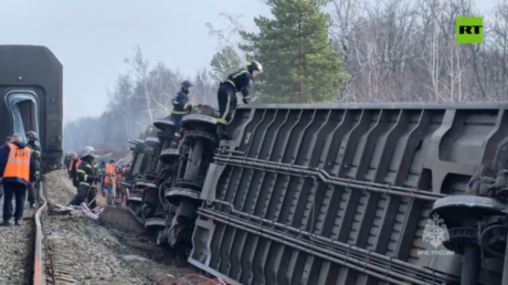 Train en route from Moscow derails (VIDEO)