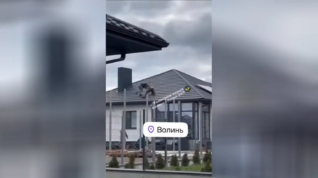 Ukrainian press gang shoves &lsquo;volunteer&rsquo; off roof (VIDEO)