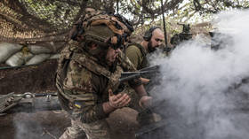 Ukrainian soldiers operating a 105 mm artillery gun.