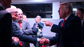 Trump recalls ass-kiss in Tim Apple tribute