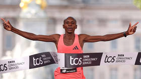 Kenyan breaks two-hour mark in world record London Marathon win (PHOTOS/VIDEO)