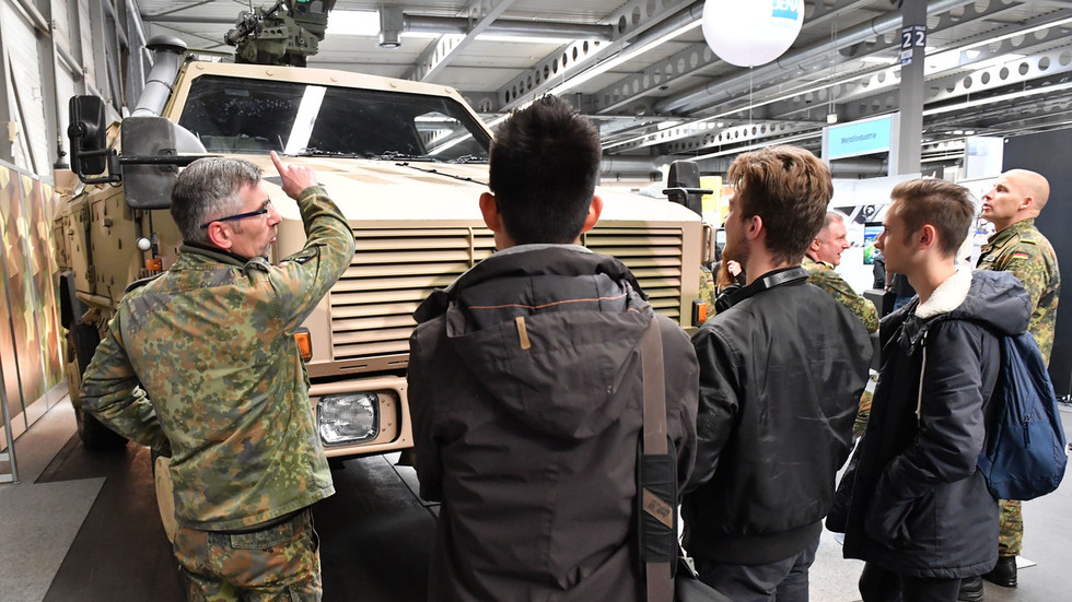 German army invites nearly 200,000 young people to join