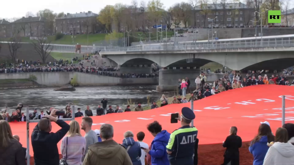 Estonian residents flock to border to watch Victory Day concert in Russia (VIDEO)