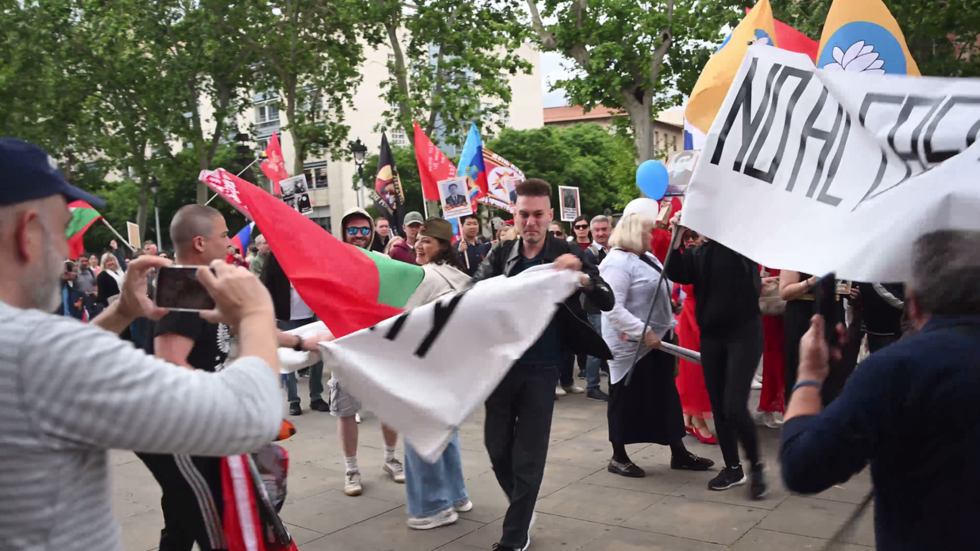 Protesters attempt to disrupt Immortal Regiment march in Barcelona (VIDEO)