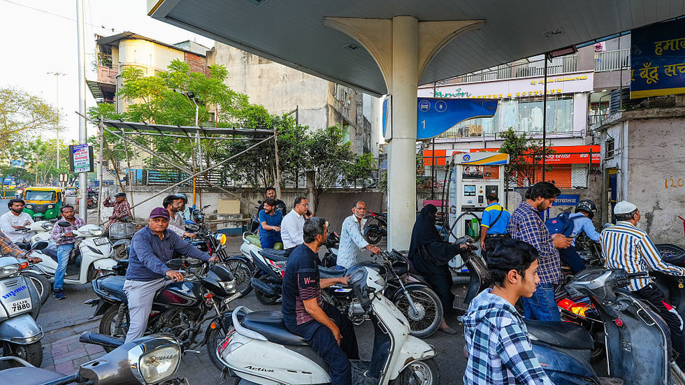 India weighs fuel price hike to shield forex reserves – Bloomberg? — GLOBAL — ERYU PROJECT