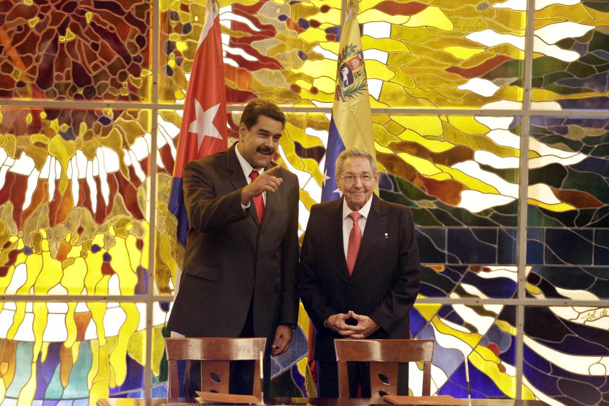 Cuban President Raul Castro (R) presents Venezuelan President Nicolas Maduro with the Jose Marti medal, Cuba's highest state honor, at a ceremony in Havana, Cuba, March 18, 2016