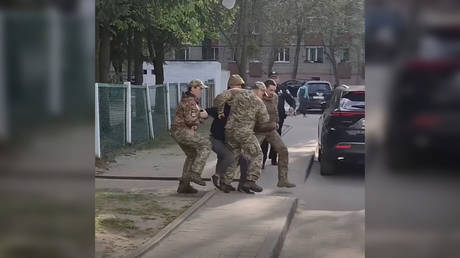 Ukrainian draft enforces snatch man from kindergarten (VIDEO)