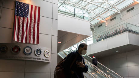 US blocks travelers from Ebola outbreak zones