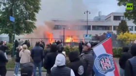 Dutch protesters set asylum shelter on fire (VIDEO)