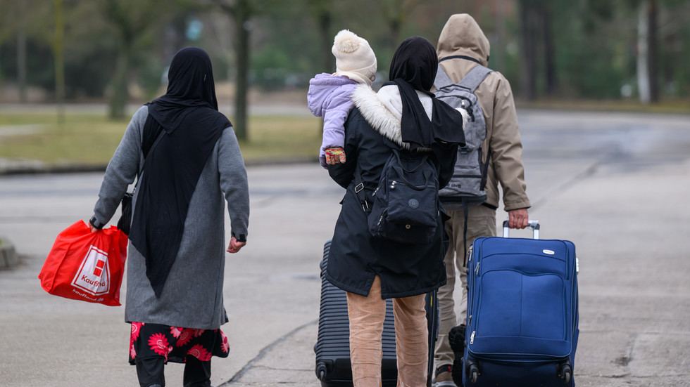 EU agrees rules to speed up illegal migrant deportations