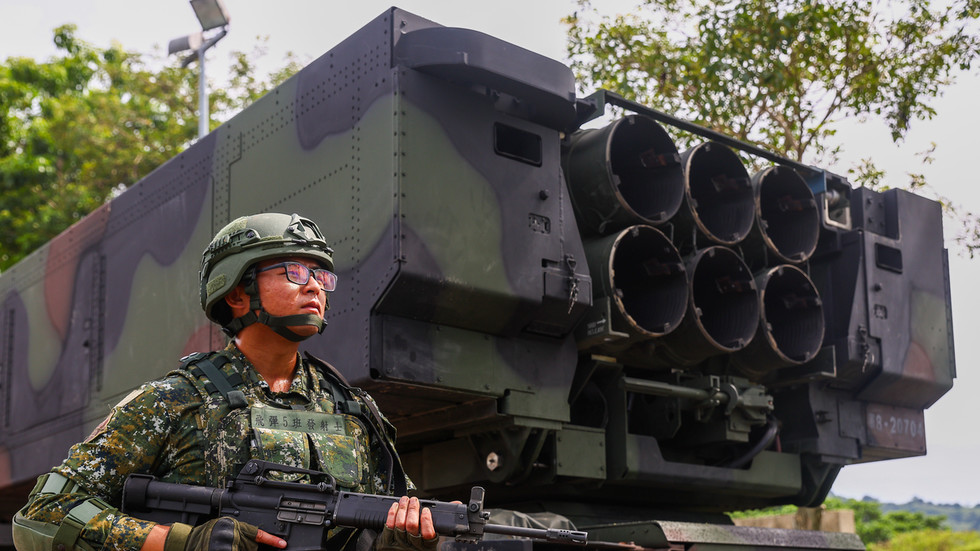 Taiwan test-fires US-supplied missiles towards China