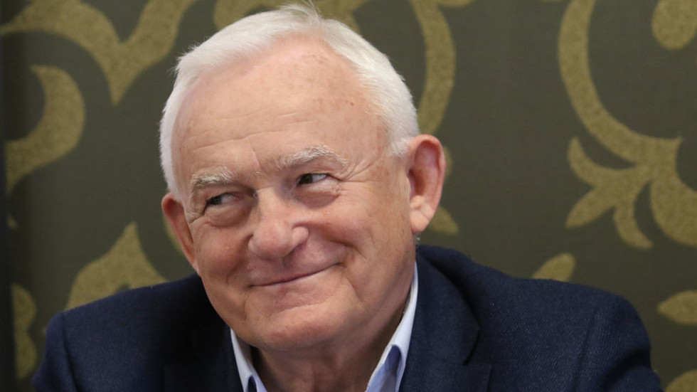 Ex-Polish PM tells Ukraine to return tanks and jets amid medals dispute