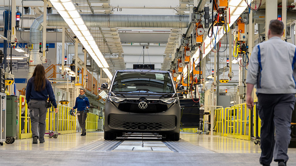 German auto giant to slash 100,000 jobs &ndash; Reuters