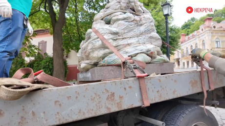 Ukraine dismantles monument to legendary Kiev-born writer (VIDEO)