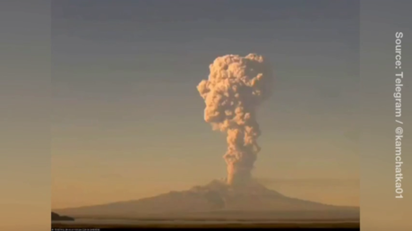 Volcano eruption triggers highest aviation alert over Russia&rsquo;s Far East (VIDEO)