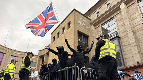 Rival protesters clash in Glasgow amid migration tensions (VIDEOS)