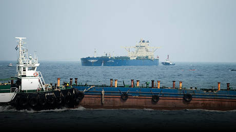 Indian sailors struggle to move shipmate&rsquo;s body amid US blockade