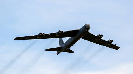 US nuclear-capable B-52 bomber crashes in California (VIDEO)