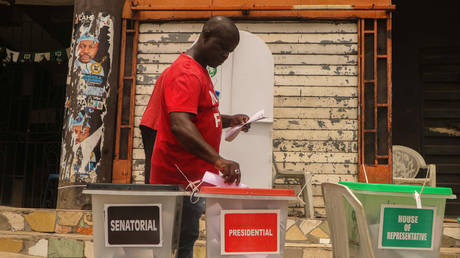 Nigerian court orders deregistration of opposition parties