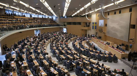 Sweden passes illegal migrant ‘snitch law’