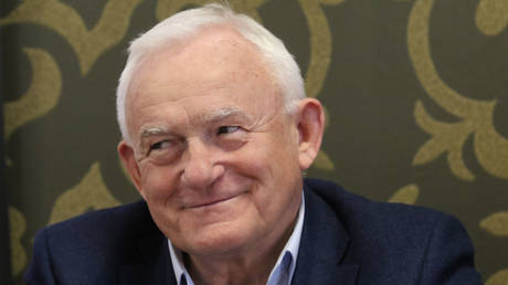 Ex-Polish PM tells Ukraine to return tanks and jets amid medals dispute