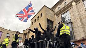 Rival protesters clash in Glasgow amid migration tensions (VIDEOS)
