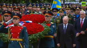 Putin lays wreath at Tomb of the Unknown Soldier