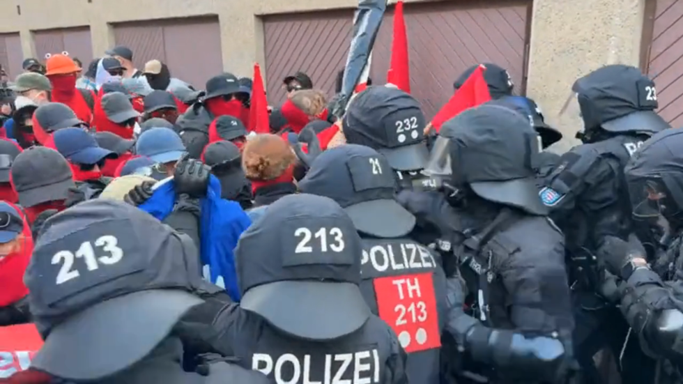 German police pepper-spray protesters amid opposition party convention (VIDEO) — RT World News
