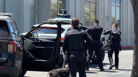 Self-driving car rats out teen joyriders to police (VIDEO)