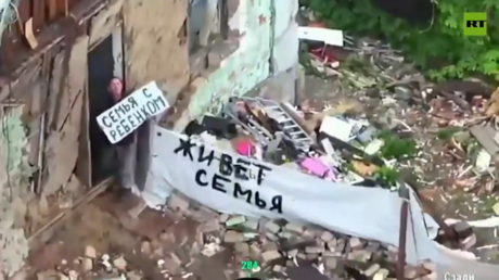 Russian troops rescue family trapped in Donbass combat zone (VIDEO)