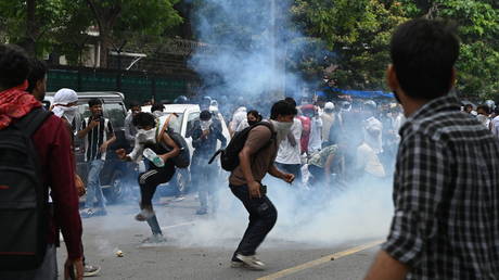 Delhi police clash with students marching to parliament (VIDEO)