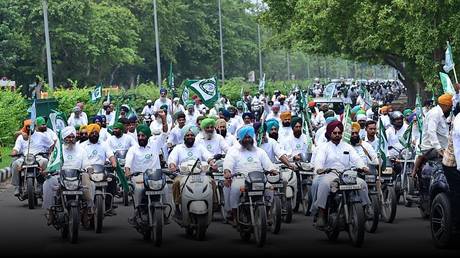 Indian farmers march to Delhi to protest US trade deal