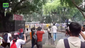 Delhi police clash with students marching to parliament (VIDEO)