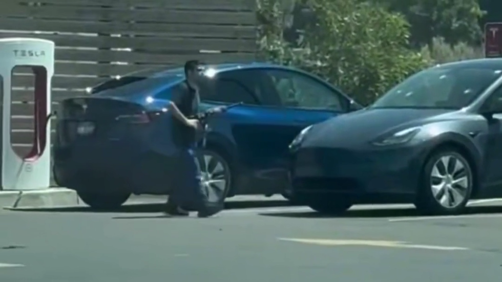 Chaotic shootout outside US burger joint kills three (VIDEOS)