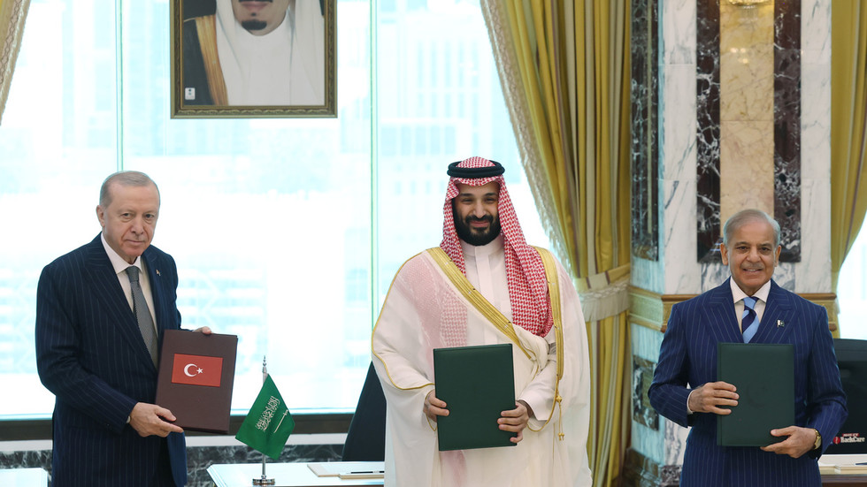 Iran lashes out at Saudi-led defense pact with Pakistan and Türkiye