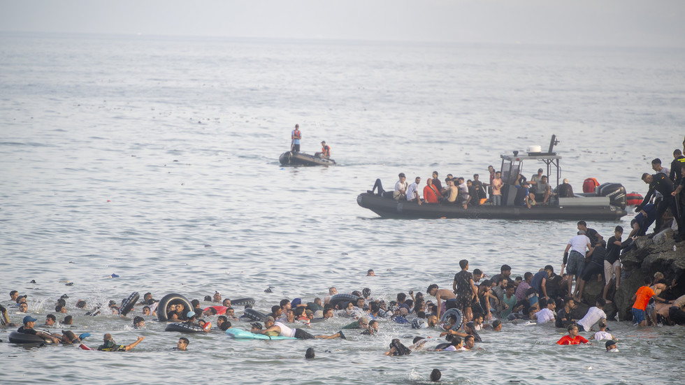 Spain sets Italy deadline to end ‘unfair’ border checks over migrant surge